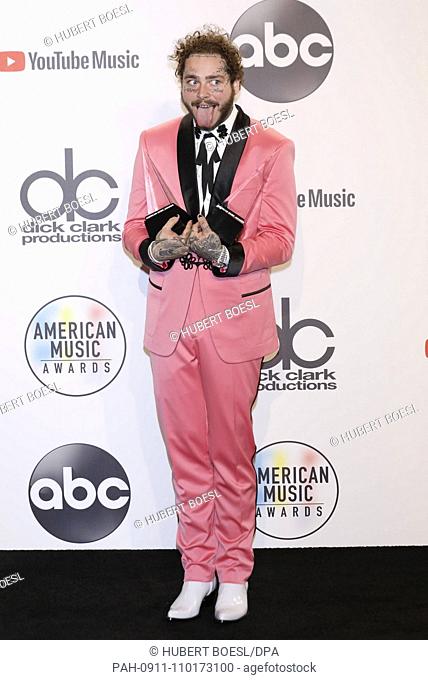 Post Malone poses in the press room of the 2018 American Music Awards at Microsoft Theatre in Los Angeles, USA, on 09 October 2018. | usage worldwide