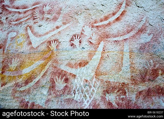 Aboriginal rock art, stencil art, approx. 2000 years old, showing depictions of hands and boomerangs, Art Gallery, Carnarvon Gorge, Carnarvon N. P