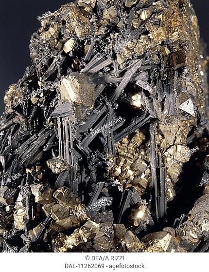 Minerals: Jamesonite (Lead Iron Antimony Sulfide)