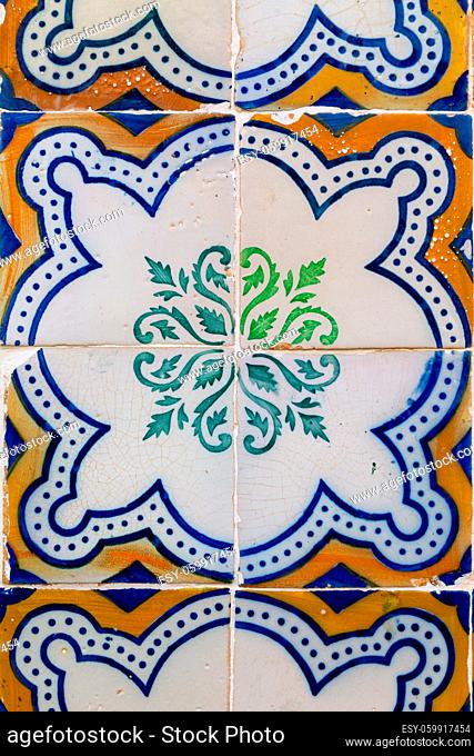Azulejos, bunt bemalte Keramikfliesen, an einer Hauswand in Tavira, Algarve, Portugal. Azulejos, colorful painted ceramic tiles on a house front in Tavira
