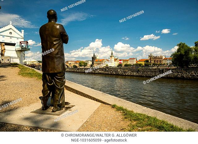 Die Statue der Harmonie, eine Erinnerung an Sri Chinmoy, dahinter die Moldau und Altstadt, Prag, UNESCO-Weltkulturerbe, Böhmen, Tschechien
