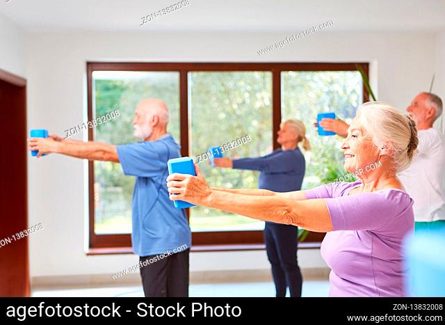 Gruppe Senioren im Fitness Kurs beim Rückentraining für die Gesundheit