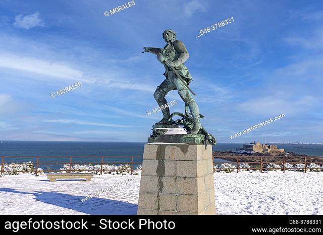Europe, France, Brittany, Ille et Vilaine, Saint Malo, from the ramparts, in winter, Statue of Robert Surcouf (1773- 1827)
