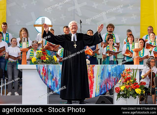 07 June 2023, Bavaria, Nuremberg: Heinrich Bedford-Strohm, Bishop of the Evangelical Lutheran Church in Bavaria, gives the benediction at the opening service of...