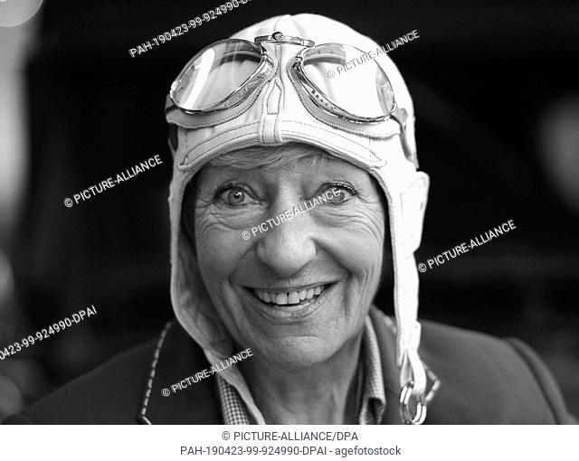 FILED - 24 July 2014, Berlin: The former racing driver Heidi Hetzer poses with racing cap and glasses. Berlin rally driver Heidi Hetzer is dead