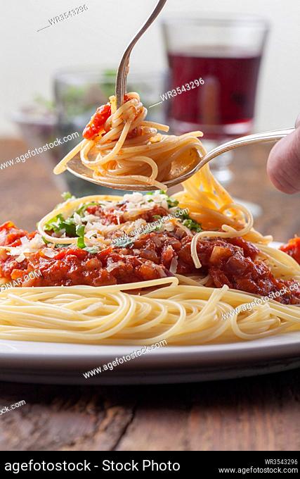 Spaghetti mit Tomatensauce auf einem Teller