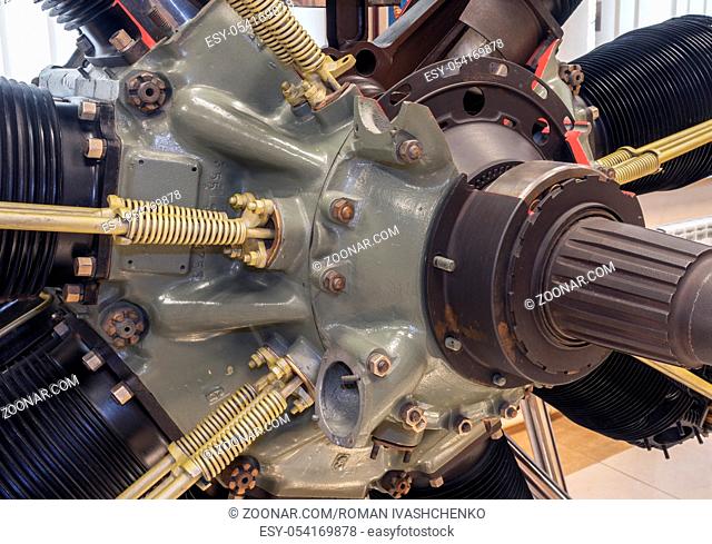 detailed exposition of the old piston aircraft engine