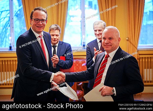 05 January 2023, Norway, Oslo: Robert Habeck (2nd from left, Bündnis 90/Die Grünen), Federal Minister for Economic Affairs and Climate Protection