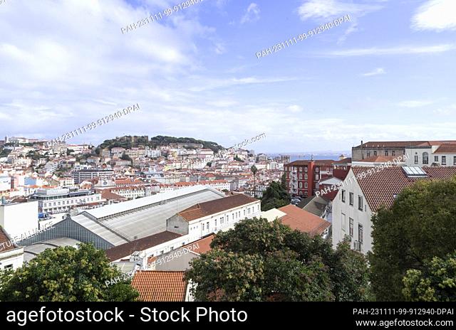 PRODUCTION - 27 October 2023, Portugal, Lissabon: The roof of Rossio station (l), on the horizon you can see the water of the River Tagus