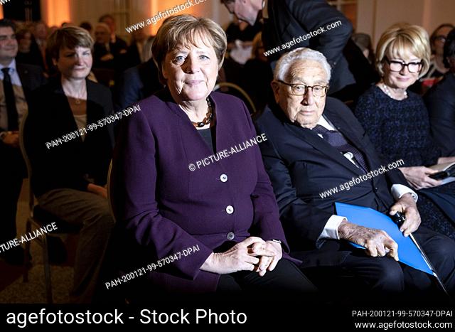 21 January 2020, Berlin: German Chancellor Angela Merkel (CDU, l-r), Henry A. Kissinger, former US Secretary of State, and Gahl Hodges Burt