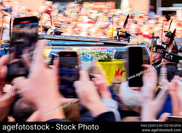 12 September 2022, Great Britain, Edinburgh: Thousands of people have gathered to watch the procession of Queen Elizabeth II's coffin from the Palace of...