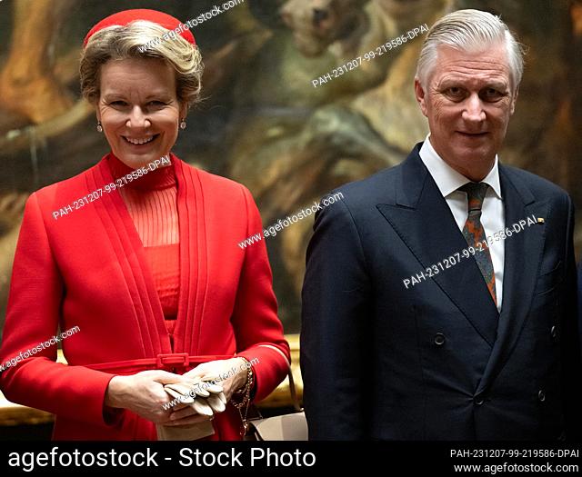 07 de diciembre de 2023, Sajonia, Dresde: El rey Felipe y la reina Mathilde de los belgas están frente a la pintura "Quos ego" de Peter Paul Rubens durante su...
