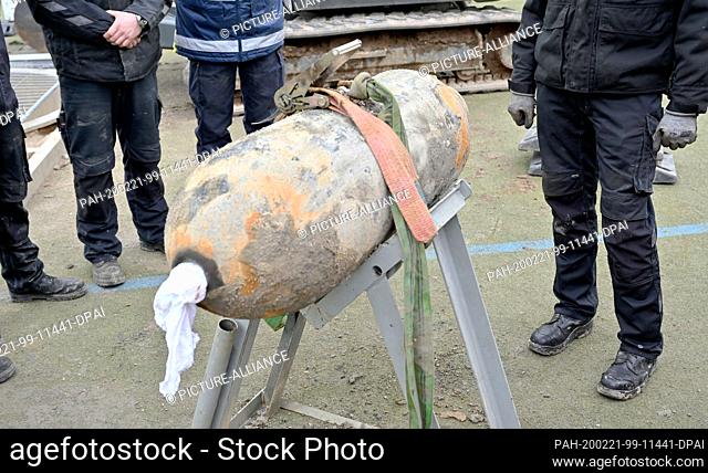21 February 2020, Schleswig-Holstein, Kiel: The explosive ordnance disposal team is standing next to a defused bomb. For the time of the defusing of the World...