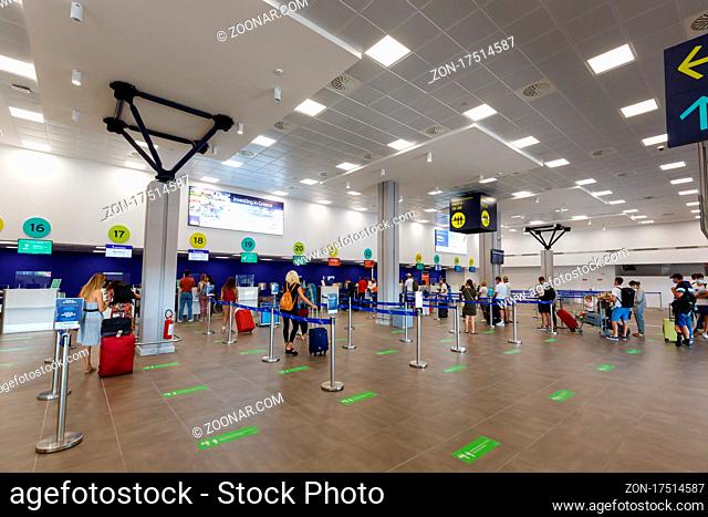 Korfu, Griechenland - 20. September 2020: Terminal des Flughafen Korfu (CFU) Corfu Airport in Griechenland