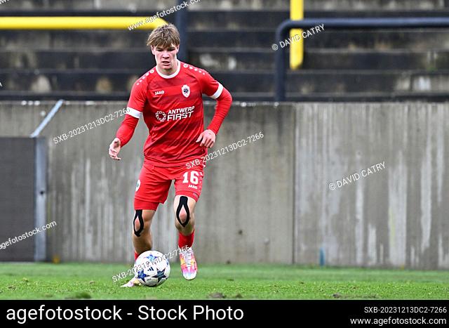 Semm Renders (16) of Antwerp pictured during the Uefa Youth League matchday 6 game in group H in the 2023-2024 season between the youth teams Under-19 of Royal...
