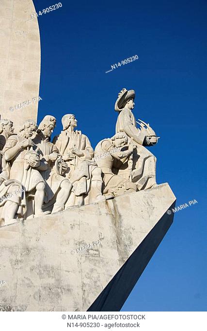 El Monumento a los Descubrimientos, destacado en la margen del río, en Belém, Lisboa  Fue construido en 1960 para conmemorar los 500 años de la muerte de D...