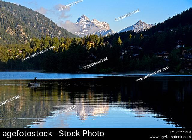 Bergsee Lac de Champex, Champex-Lac, Wallis, Schweiz / Alpine lake Lac de Champex, Champex-Lac, Valais, Switzerland