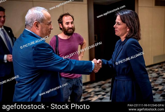 11 November 2023, Israel, Tel Aviv: Annalena Baerbock (Bündnis90/Die Grünen), Foreign Minister, talks to Mohammed Darawshe (l)