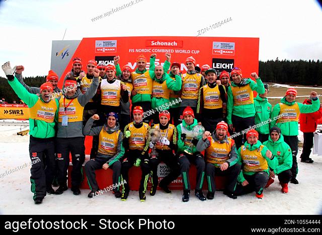 Der Deutsche Skiverband (DSV) hat die Nationenwertung gewonnen. Stolz präsentieren sich Athleten, Trainer und das Funktionsteam den Fotografen beim...