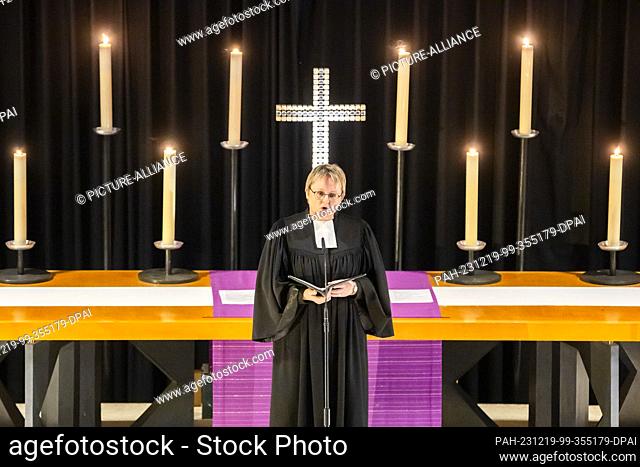 19 December 2023, Berlin: Kathrin Oxen, pastor of the Kaiser Wilhelm Memorial Church, speaks at a memorial service in the Kaiser Wilhelm Memorial Church for the...