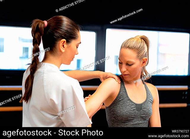 sportswoman, physiotherapy, physiotherapist, sports injury