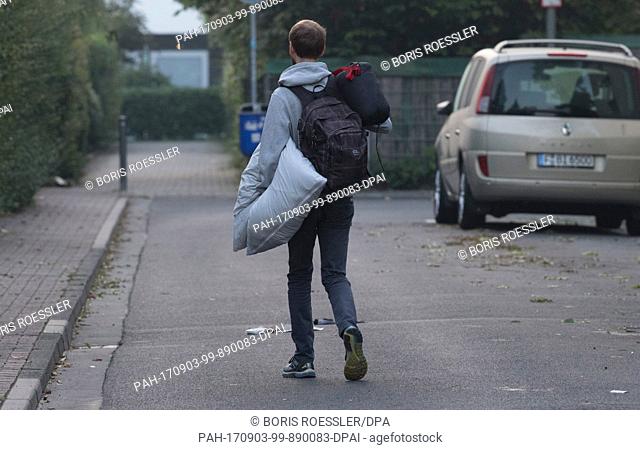 dpatop - A resident makes his way out of the restricted zone in Frankfurt am Main, Germany, 3 September 2017. Up to 70, 000 people will have to leave their...