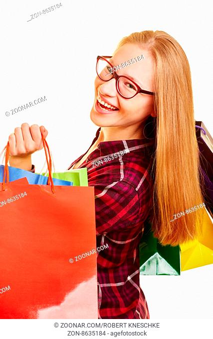 Lachende junge Frau beim Shoppen und Einkaufen mit vielen Taschen und Tüten