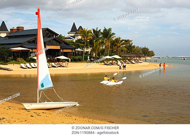 Segelboot am Strand der Hotelanlage Heritage Le Telfair Golf und Spa Resort, Bel Ombre, Mauritius / Sailing boat on the beach of the Heritage Le Telfair Golf...