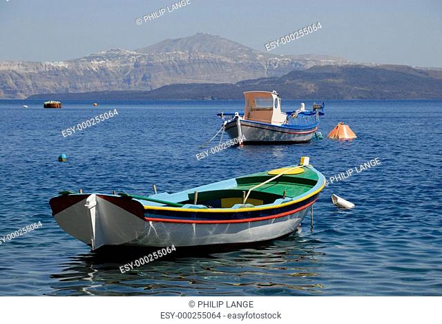 Fischerboote im Hafen bei Santorin