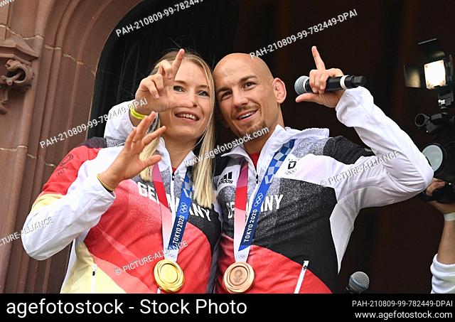 09 August 2021, Hessen, Frankfurt/Main: Aline Rotter-Focken, Olympic champion in wrestling, and Frank Stäbler, bronze medallist in wrestling