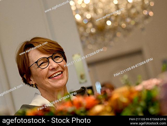 04 November 2021, Norway, Oslo: Elke Büdenbender (r), the wife of German President Frank-Walter Steinmeier, takes part in a roundtable discussion with women in...