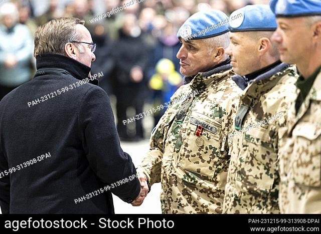 15 December 2023, Lower Saxony, Wunstorf: Boris Pistorius (SPD, l), Federal Minister of Defense, presents Colonel Heiko Bohnsack (2nd from left)