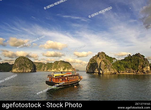 Chinese Junk, Halong Bay Tourist Boat Tour, Vietnam. Junk, boat sailing amongst karst limestone mountains at Cat Ba National Park, Ha long, Halong Bay, Ha long