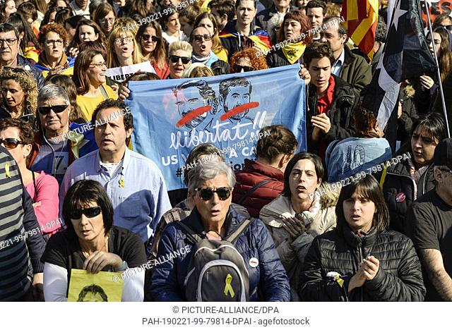 21 February 2019, Spain, Barcelona: Under the leadership of the largest organisations and trade unions, hundreds of thousands marched in the Passeig de Gracia...