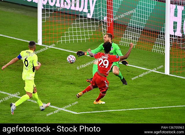 Kingsley COMAN (FC Bayern Munich) shoots the goal to 4-0, action, goal shot versus Jan OBLAK (goalwart Atletico), left: Koke (Atletico)