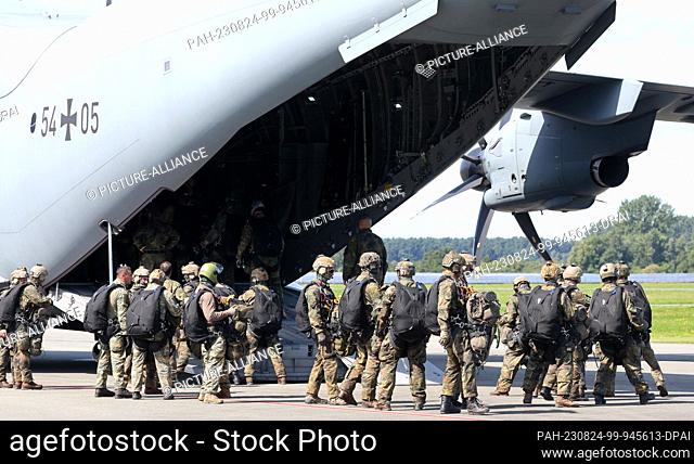 24 August 2023, Mecklenburg-Western Pomerania, Barth: Paratroopers of Regiment 31 from Seedorf (Lower Saxony) board a Bundeswehr Airbus A 400 transport aircraft...