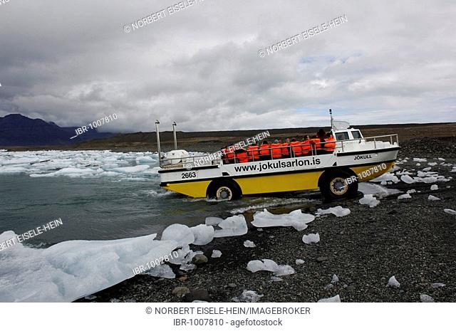 Amphibious vehicle between icebergs, glacier, Joekulsárlón, Iceland, Europe