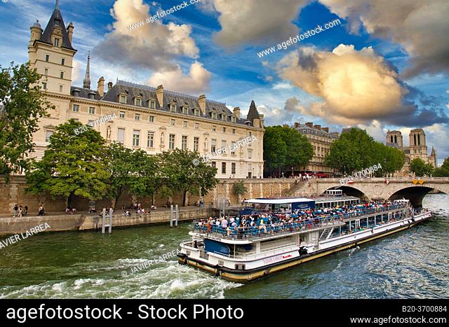 Tribunal Correctionnel building, Quai des Orfèvres, Tourist boat, Pont Saint Michel bridge, Sena River, Notre Dame cathedral, Paris, France