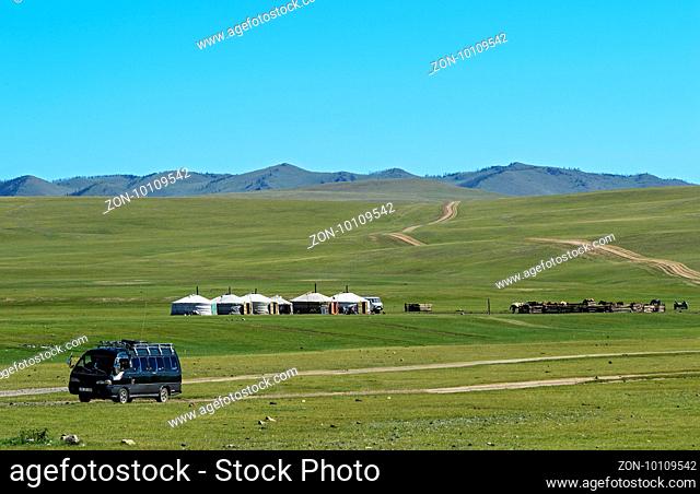 Jurtensiedlung im Orchon-Tal, Khangai Nuruu Nationalpark, Oevoerkhangai Aimag, Mongolei / Ger (yurt) camp dwelling in Orkhon Valley, Khangai Nuruu National Park