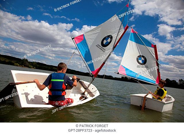 SAILING LESSONS FOR YOUNG CHILDREN ON THE BOATS ‘OPTIMIST’, LAKE IN MEZIERES-ECLUIZELLES, EURE-ET-LOIR 28, FRANCE