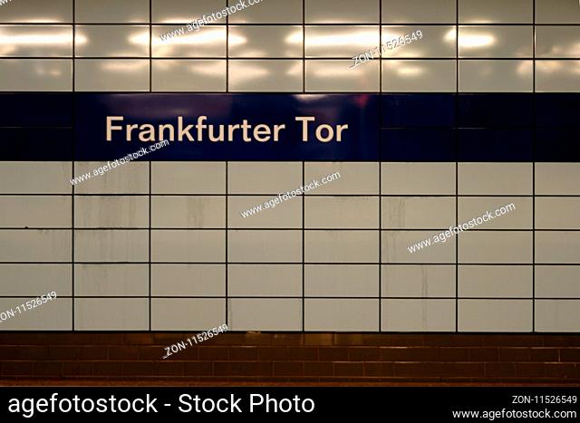 Berlin, Deutschland ? Dezember 05, 2017: Das Schild der gefliesten U-Bahn Haltestelle Frankfurter Tor am 05. Dezember 2017 in Berlin