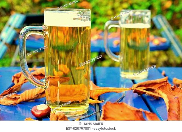 Bier trinken im herbstlichen Biergarten