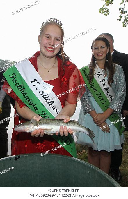 Fish Queen Lisa Keil (L) presents the first fish of the season as her predecessor Sarah Appenfeld watches in Radibor, Germany, 23 September 2017
