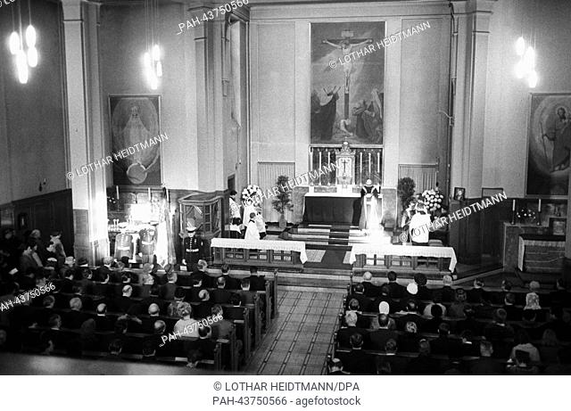 Mass in honour of the murdered President at the catholic St. Elisabth church in Hamburg on 25 November 1963. US-President John F