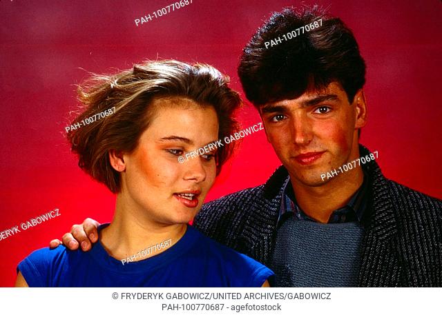 Jenny Jürgens und Model Marc Altner beim Fotoshooting im Studio in München, Deutschland 1987. Jenny Juergens and model Mark Altner during a photo shoot at...