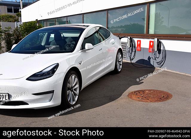 06 September 2020, Rhineland-Palatinate, Prüm: A Tesla Model 3 is charged at the charging station for TESLA electric vehicles, manufacturer of electric vehicles