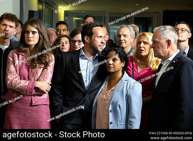 08 October 2023, Bavaria, Munich: Martin Hagen (FDP, M), Bavarian state chairman, looks at the forecasts with his wife Anisha and state parliament candidates...