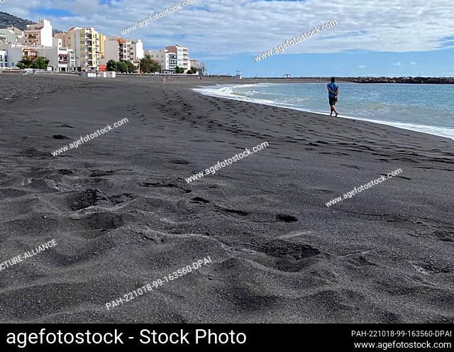 PRODUCTION - 27 August 2022, Spain, Santa Cruz de la Palma: Like all beaches on La Palma, the sand in front of Santa Cruz de la Palma is pitch black