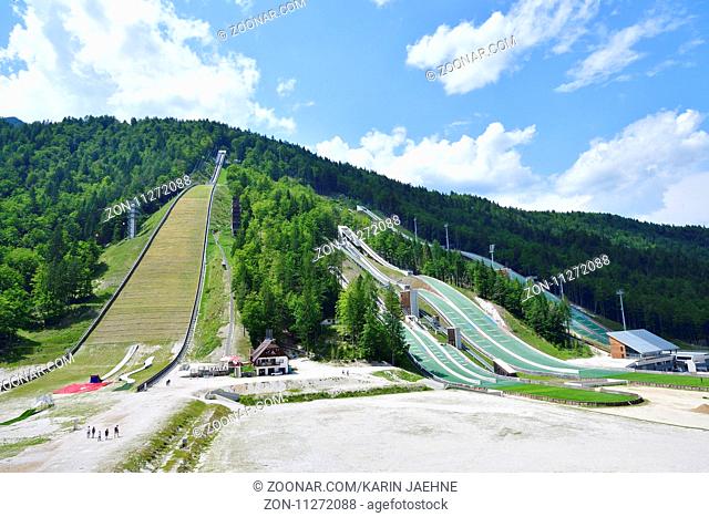 Planica sports centre with ski jumps in Julian Alps in Slovenia . Planica Sportzentrum mit Skisprungschanzen in den Julischen Alpen in Slowenien