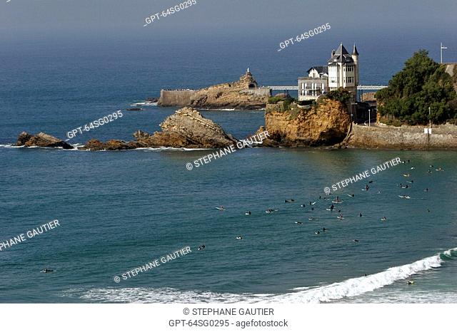 SURFERS, THE COTE DES BASQUES BEACH, VILLA BELZA AND THE ROCK OF THE VIRGIN, BASQUE COUNTRY, BASQUE COAST, BIARRITZ, PYRENEES ATLANTIQUES, 64, FRANCE